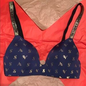 VS t-shirt lightly lined wireless bra.
